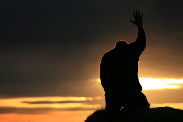 Pe. Dr. José Eduardo de Oliveira e Silva mostra que a dor pode ser caminho de encontro com o amor e a presença de Deus.