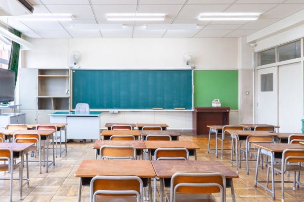 Teciomar Ábila apresenta ferramentas que transformam escolas, oferecendo soluções práticas para melhorar o ensino.