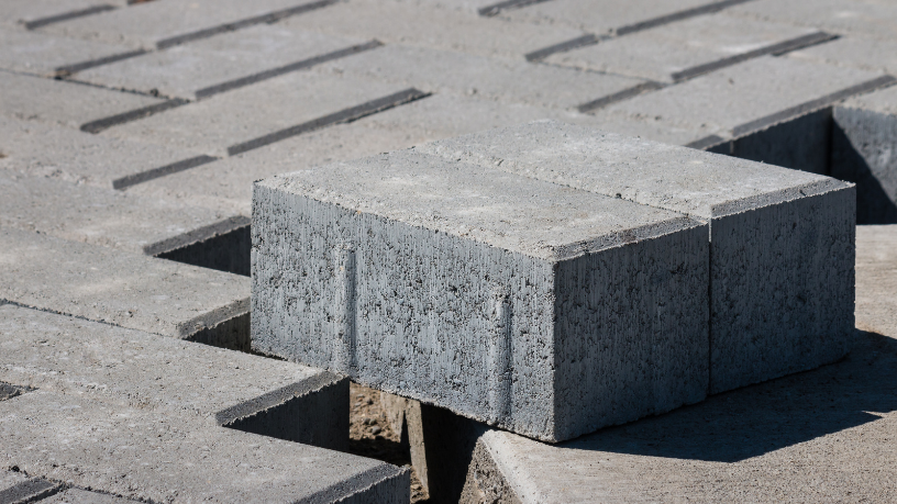 A versatilidade e a durabilidade do paver em pisos intertravados explicam sua adoção crescente em calçadas, pátios e vias, em análise técnica de Valderci Malagosini Machado.