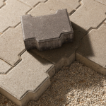 Paver para pisos intertravados se consolidou como padrão em áreas externas por unir desempenho estrutural, drenagem e estética, como explica Valderci Malagosini Machado.