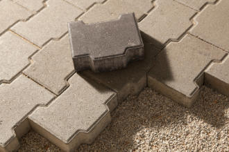 Paver para pisos intertravados se consolidou como padrão em áreas externas por unir desempenho estrutural, drenagem e estética, como explica Valderci Malagosini Machado.