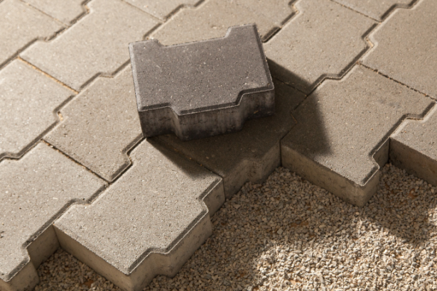 Paver para pisos intertravados se consolidou como padrão em áreas externas por unir desempenho estrutural, drenagem e estética, como explica Valderci Malagosini Machado.