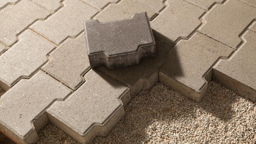 Paver para pisos intertravados se consolidou como padrão em áreas externas por unir desempenho estrutural, drenagem e estética, como explica Valderci Malagosini Machado.