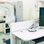 Com a análise de Vinicius Tadeu Sattin Rodrigues, o texto orienta sobre como se preparar para o rastreio mamário e quais perguntas essenciais devem ser feitas ao agendar a mamografia.