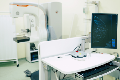 Com a análise de Vinicius Tadeu Sattin Rodrigues, o texto orienta sobre como se preparar para o rastreio mamário e quais perguntas essenciais devem ser feitas ao agendar a mamografia.