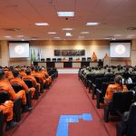 Bombeiros participam de uma reunião de treinamento estratégico em uma sala de conferências em Mato Grosso.