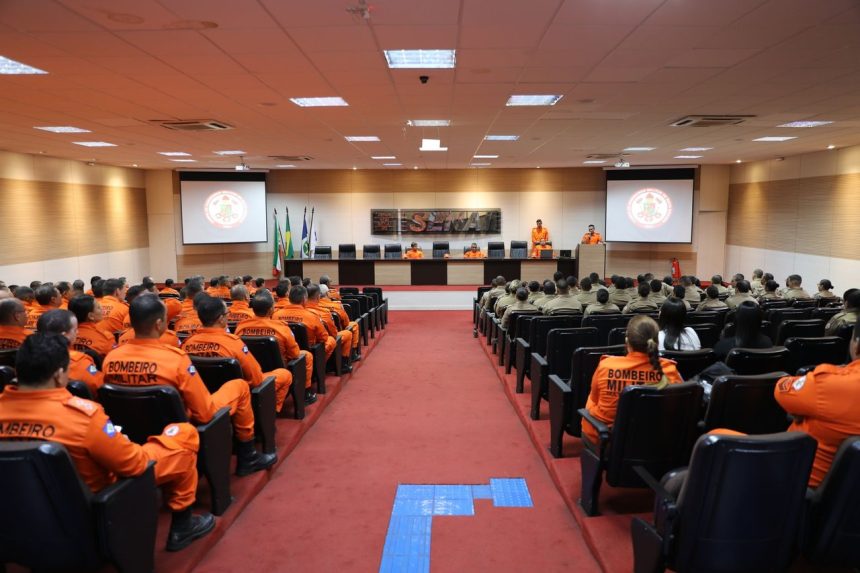 Bombeiros participam de uma reunião de treinamento estratégico em uma sala de conferências em Mato Grosso.