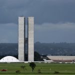 Congresso Nacional do Brasil, em Brasília, com sua arquitetura modernista sob céu claro