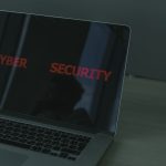 Close de um laptop exibindo a palavra “cybersecurity”, em referência à segurança digital.