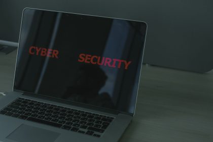 Close de um laptop exibindo a palavra “cybersecurity”, em referência à segurança digital.