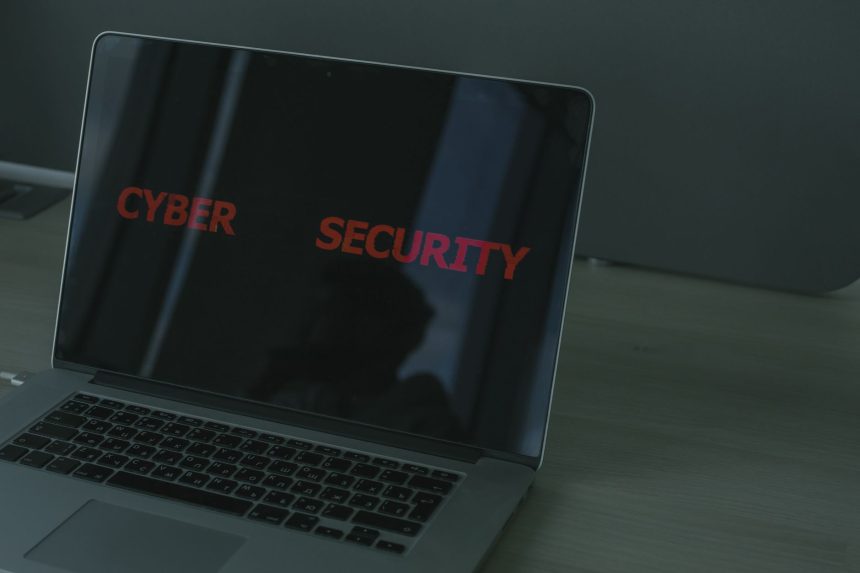 Close de um laptop exibindo a palavra “cybersecurity”, em referência à segurança digital.